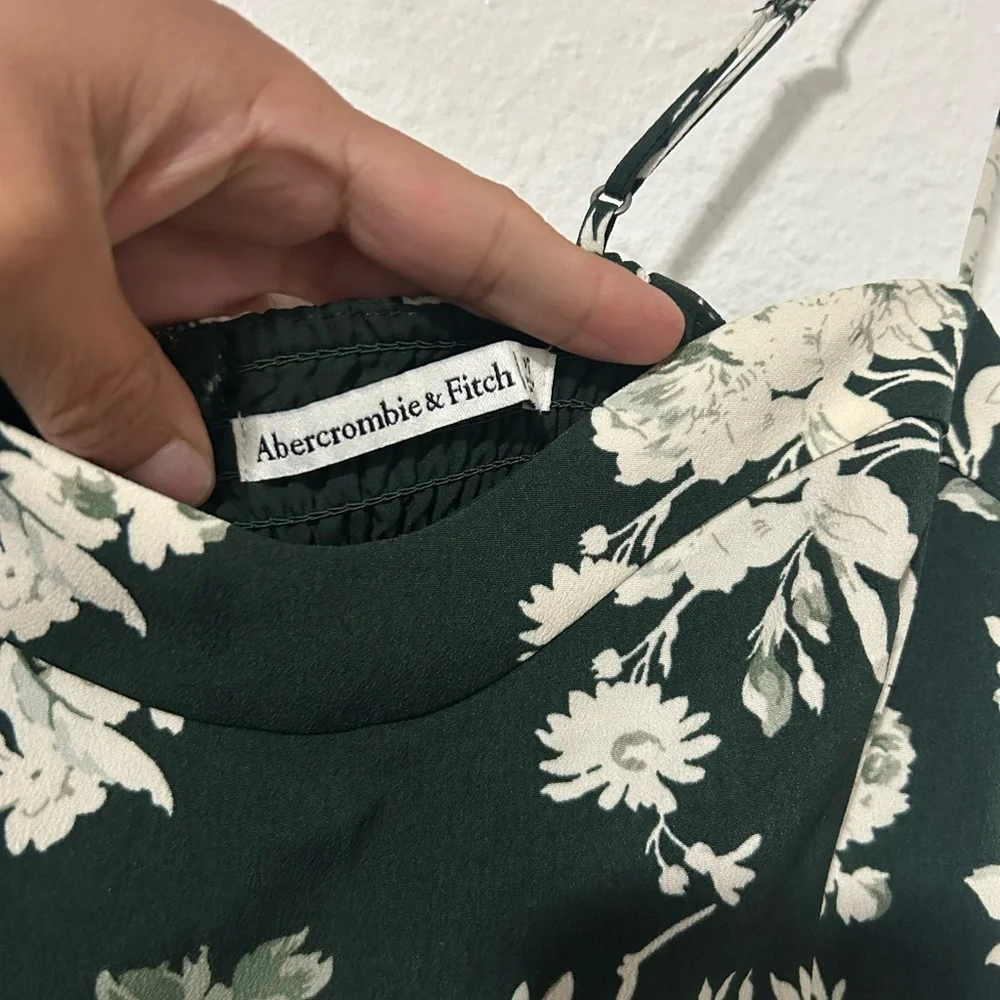 Abercrombie & Fitch High-Slit Midaxi Dress in a green floral print. - Picture 7 of 8